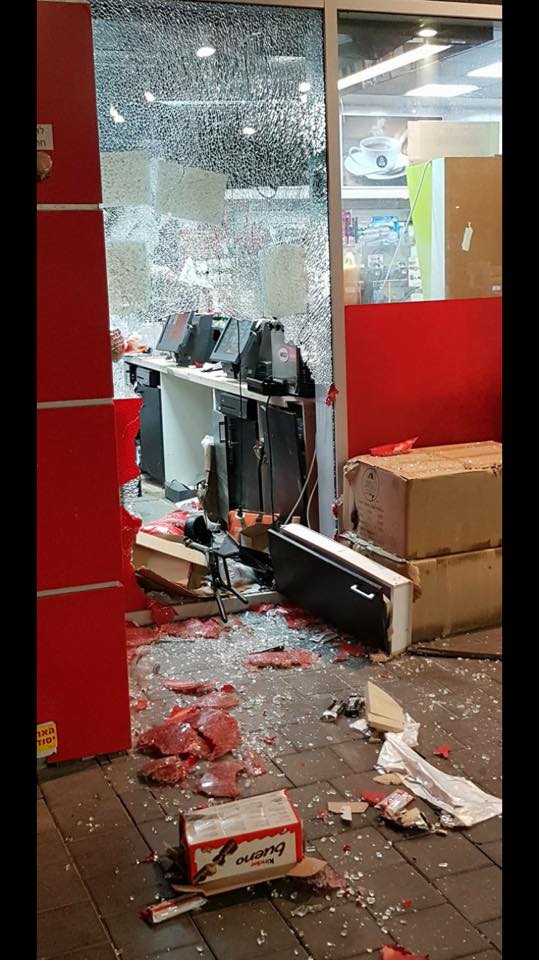 שלושה רעולי פנים נכנסו לתחנה (צילום: חיים יצקין)